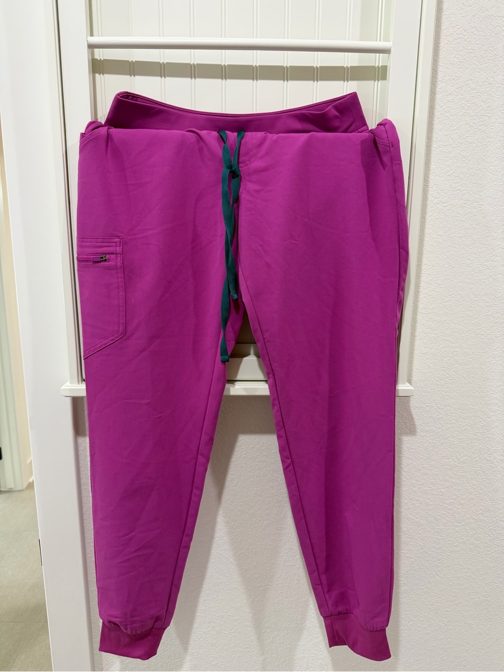 Women’s M/T FIGS Zamora scrub pants Magenta Jogger Pants